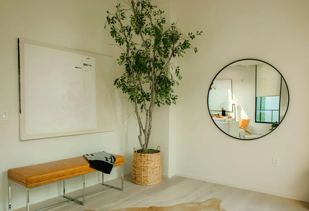 Accrocher un miroir lourd sans percer : trucs pros pour un résultat solide