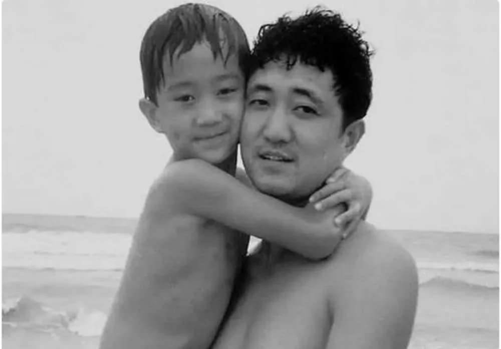 Un père et son fils ont pris la même photo pendant 25 ans ! Ne pleurez pas en découvrant la dernière !